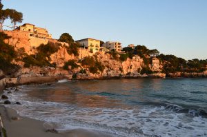 Steilküste am Strand von Porto Cristo Mallorca